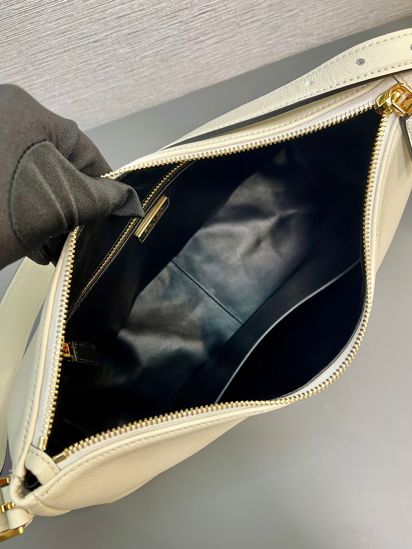 Prada 单肩包 尺寸：39*24*11.5cm