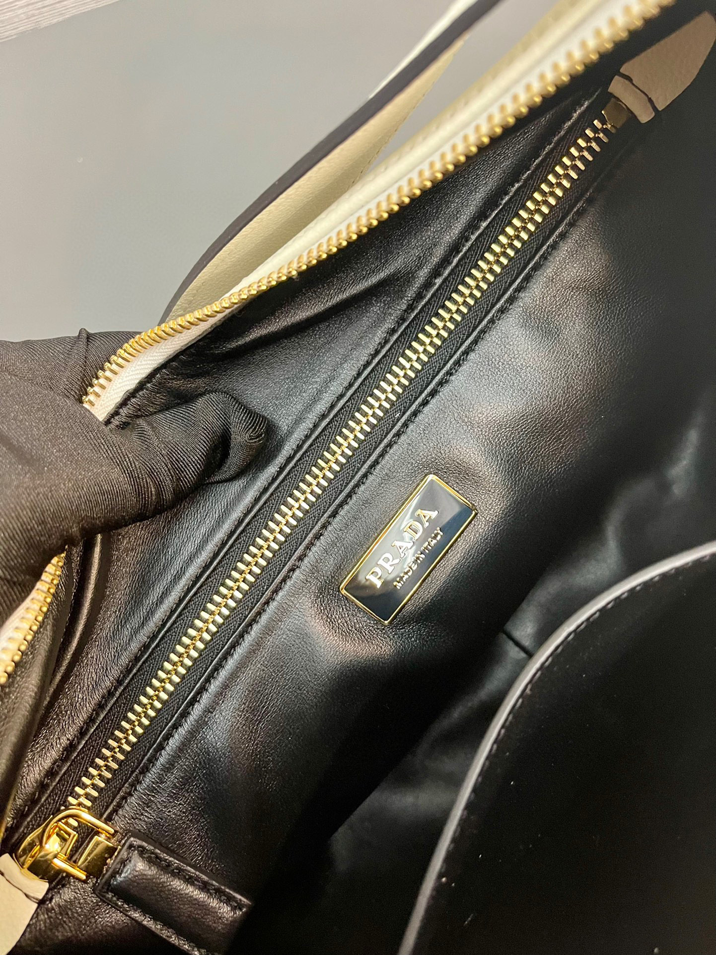 Prada 单肩包 尺寸：39*24*11.5cm