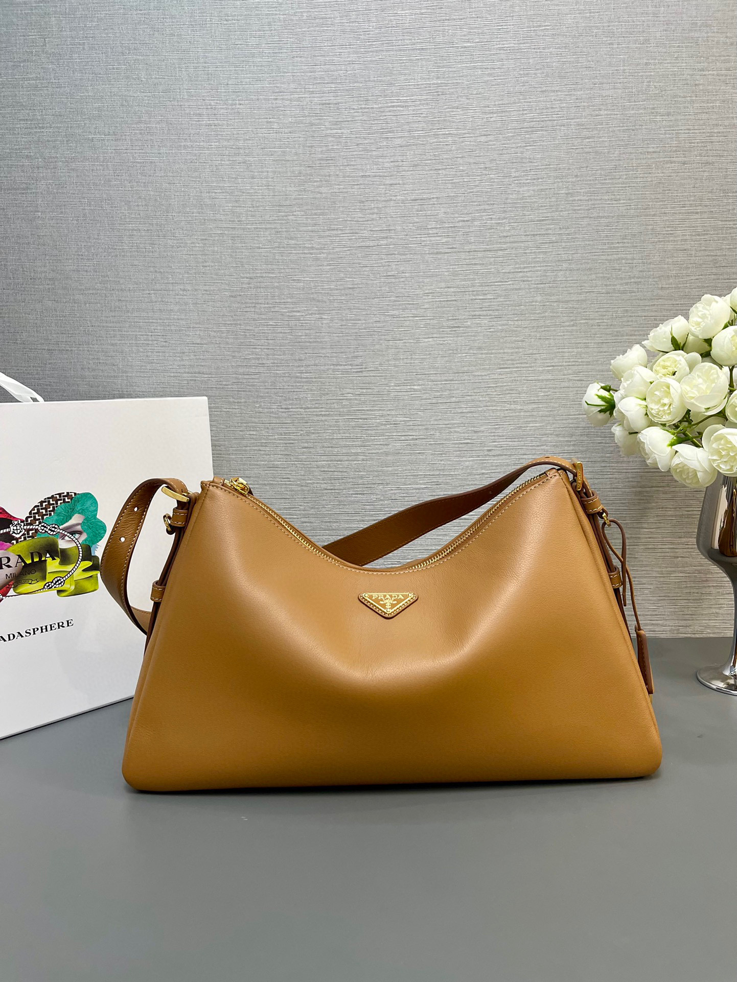 Prada 单肩包 尺寸：39*24*11.5cm