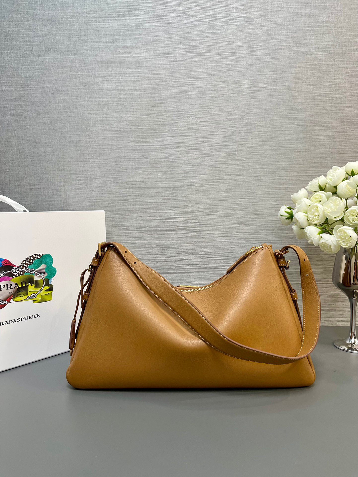 Prada 单肩包 尺寸：39*24*11.5cm