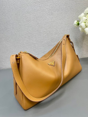 Prada 单肩包 尺寸：39*24*11.5cm