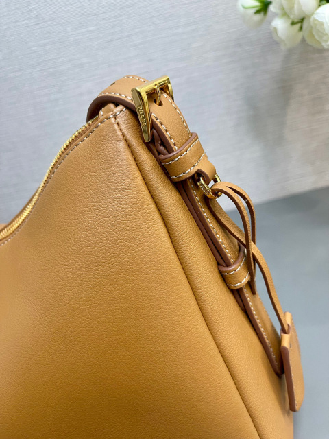 Prada 单肩包 尺寸：39*24*11.5cm