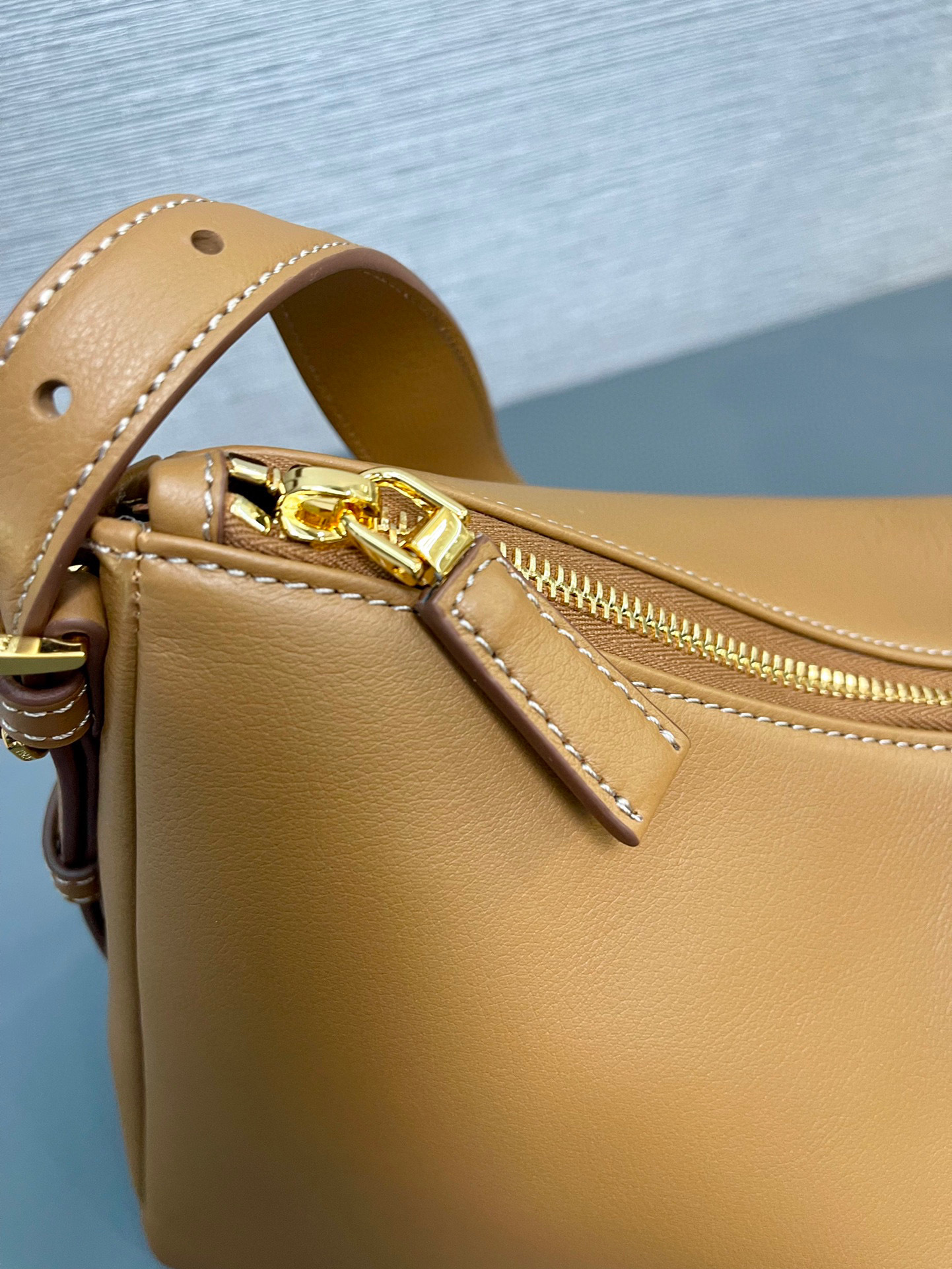 Prada 单肩包 尺寸：39*24*11.5cm