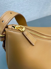 Prada 单肩包 尺寸：39*24*11.5cm