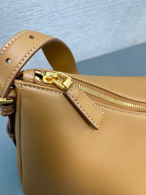 Prada 单肩包 尺寸：39*24*11.5cm
