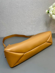 Prada 单肩包 尺寸：39*24*11.5cm