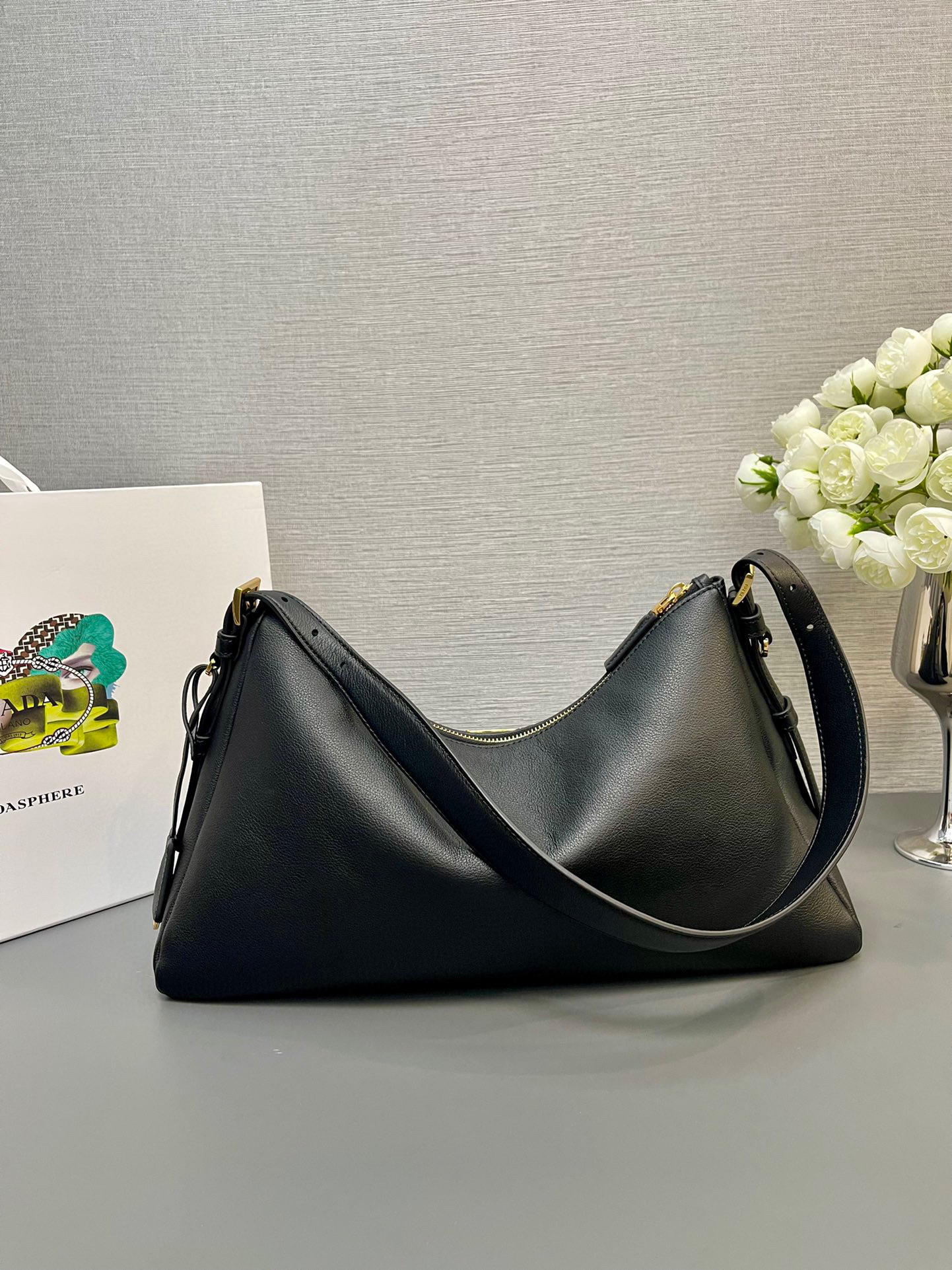 Prada 单肩包 尺寸：39*24*11.5cm