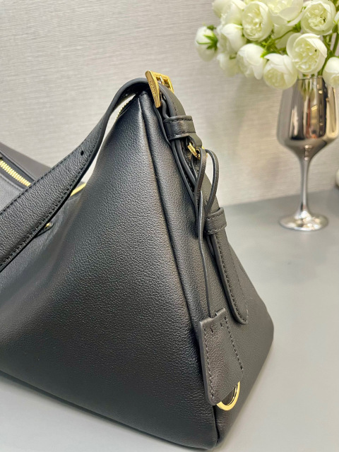Prada 单肩包 尺寸：39*24*11.5cm