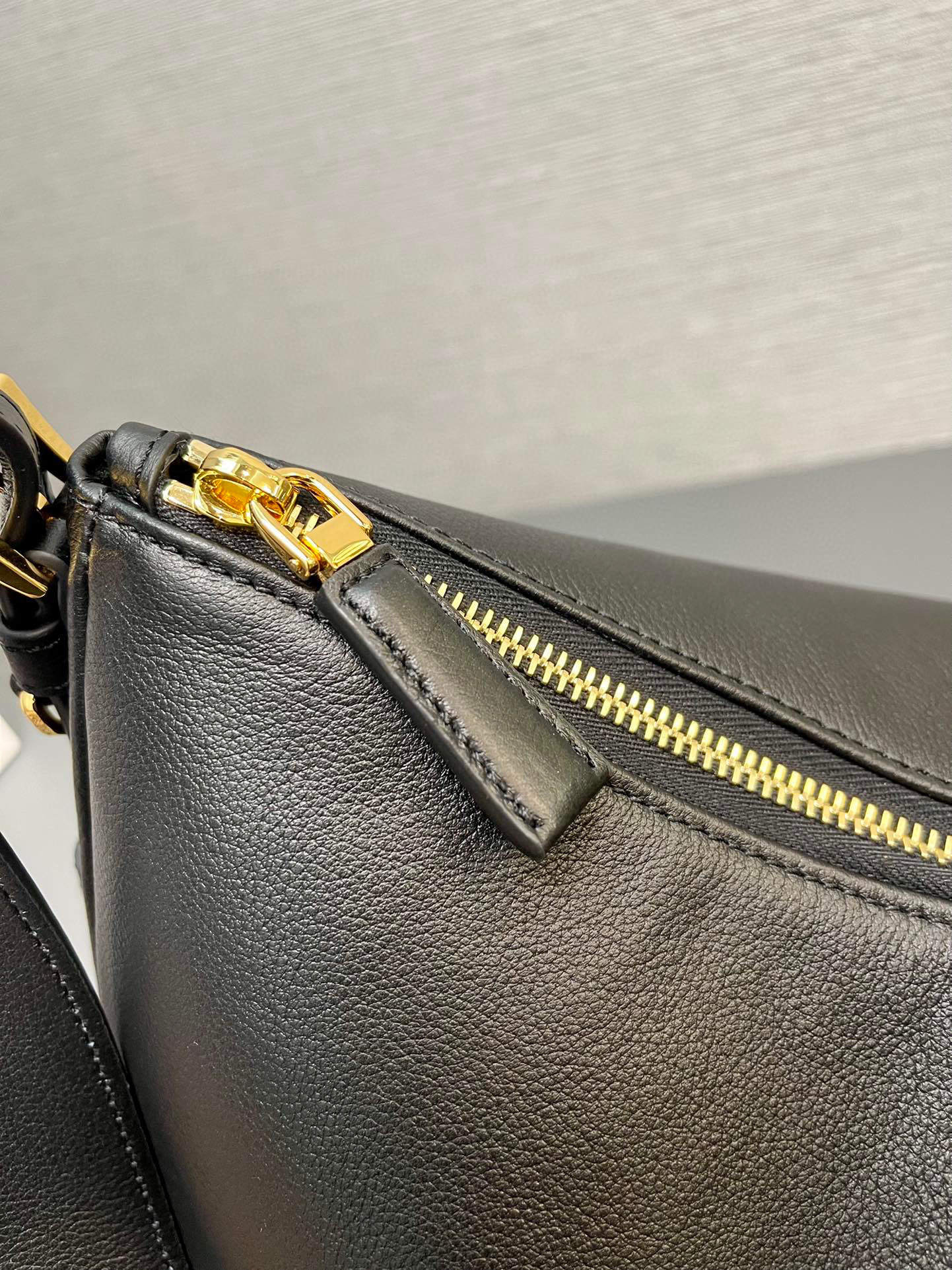 Prada 单肩包 尺寸：39*24*11.5cm