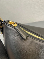 Prada 单肩包 尺寸：39*24*11.5cm