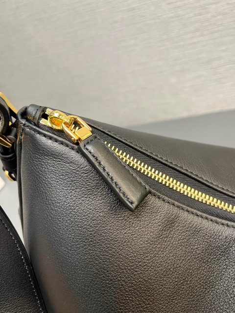 Prada 单肩包 尺寸：39*24*11.5cm