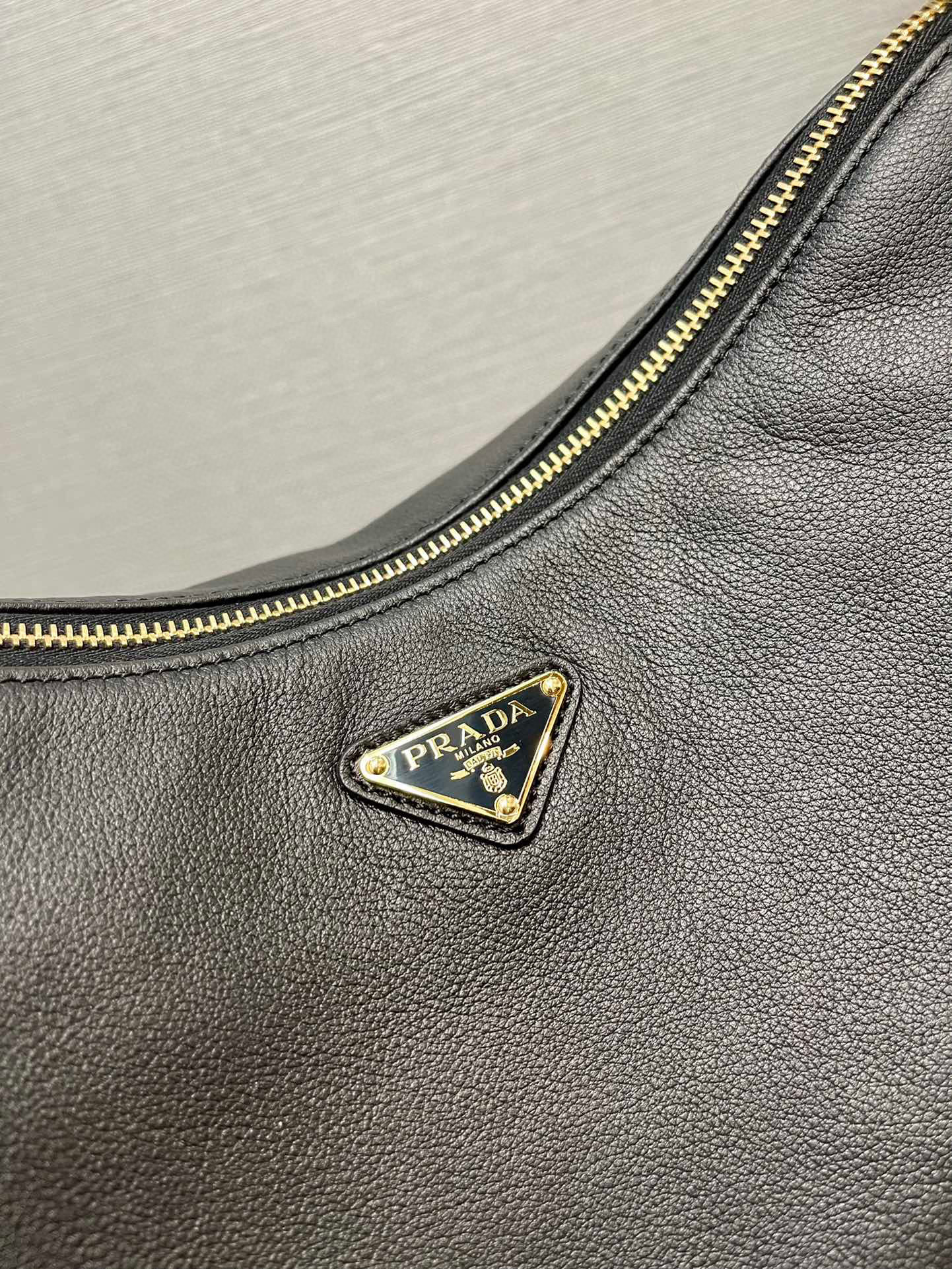 Prada 单肩包 尺寸：39*24*11.5cm