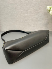 Prada 单肩包 尺寸：39*24*11.5cm