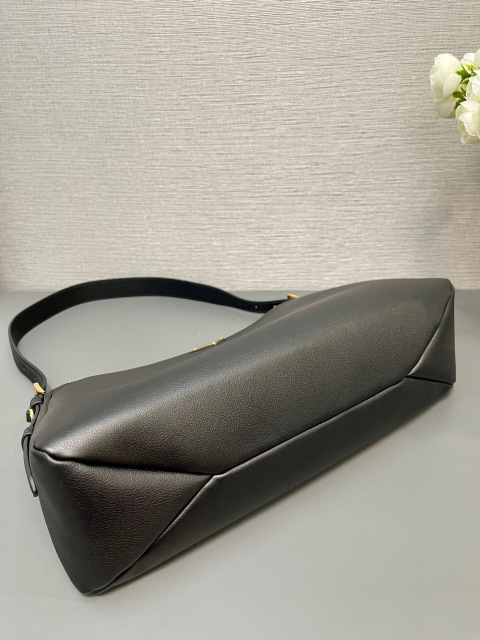 Prada 单肩包 尺寸：39*24*11.5cm