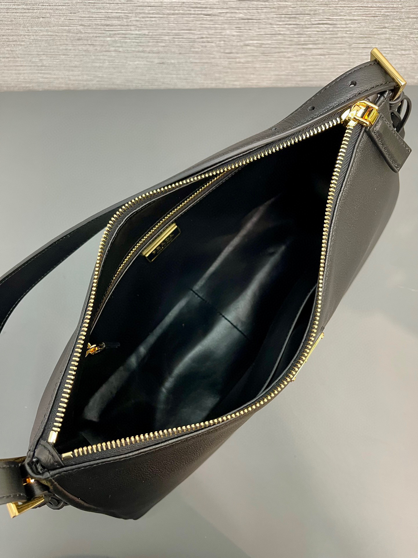 Prada 单肩包 尺寸：39*24*11.5cm