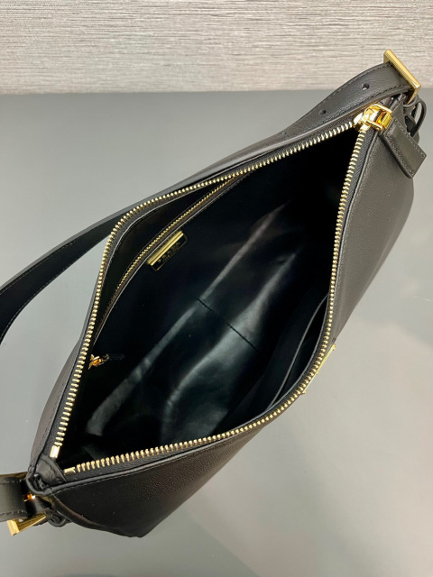 Prada 单肩包 尺寸：39*24*11.5cm