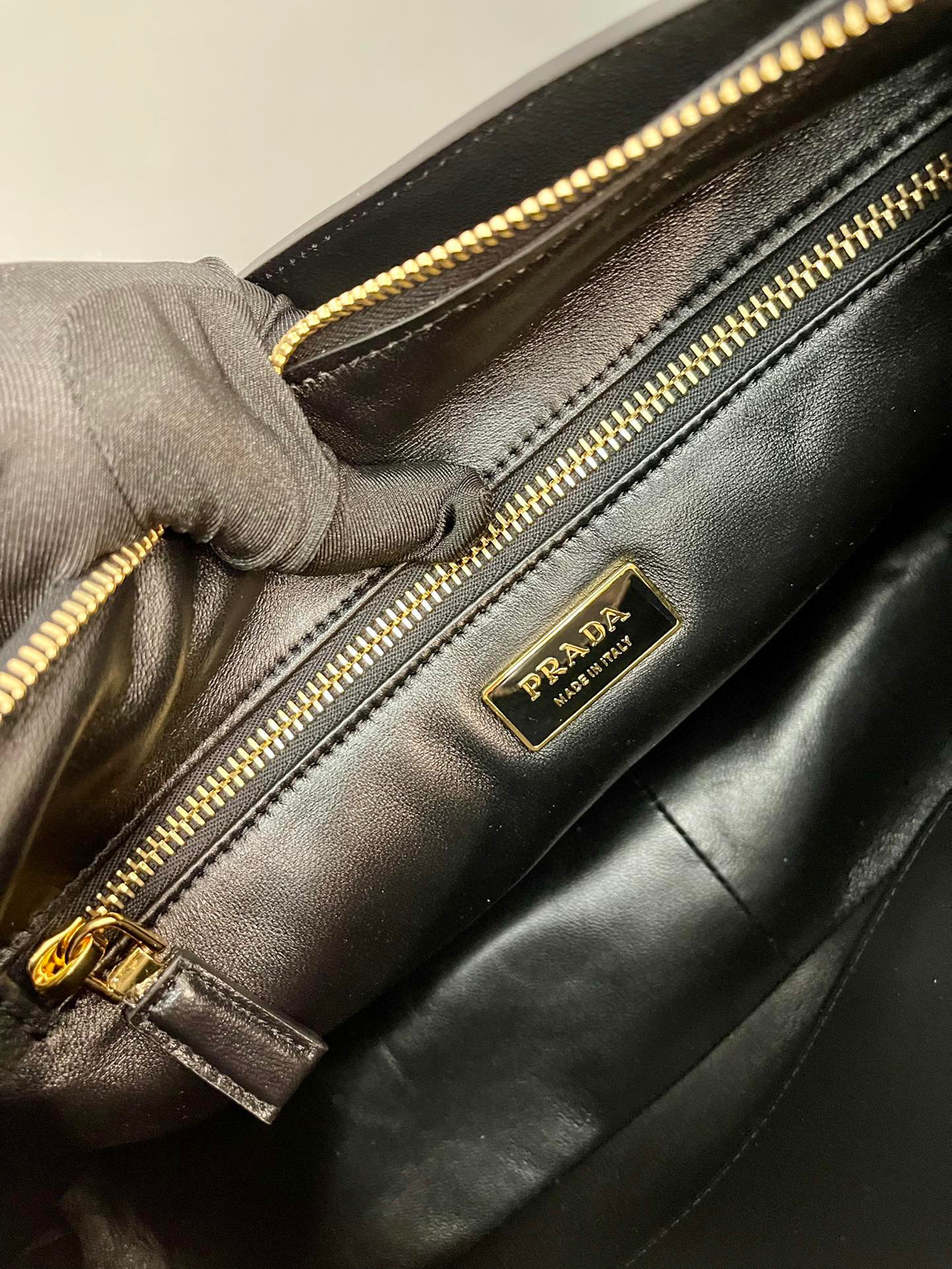 Prada 单肩包 尺寸：39*24*11.5cm