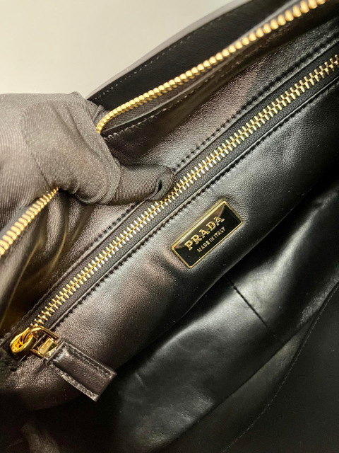 Prada 单肩包 尺寸：39*24*11.5cm