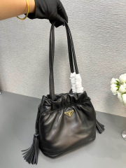 Prada 手袋尺寸：24*25*11cm
