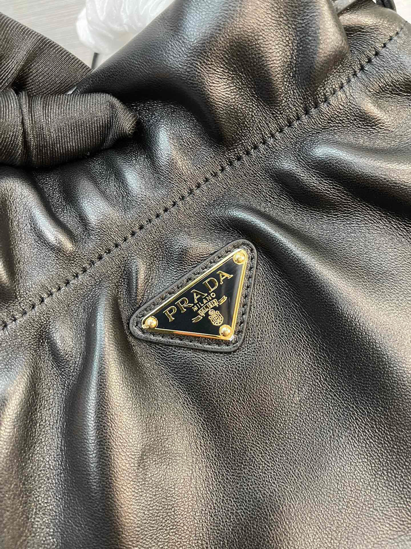 Prada 手袋尺寸：24*25*11cm