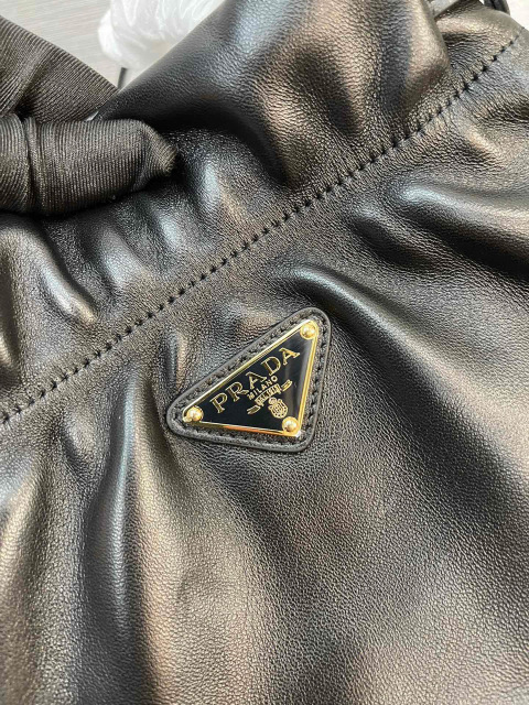 Prada 手袋尺寸：24*25*11cm