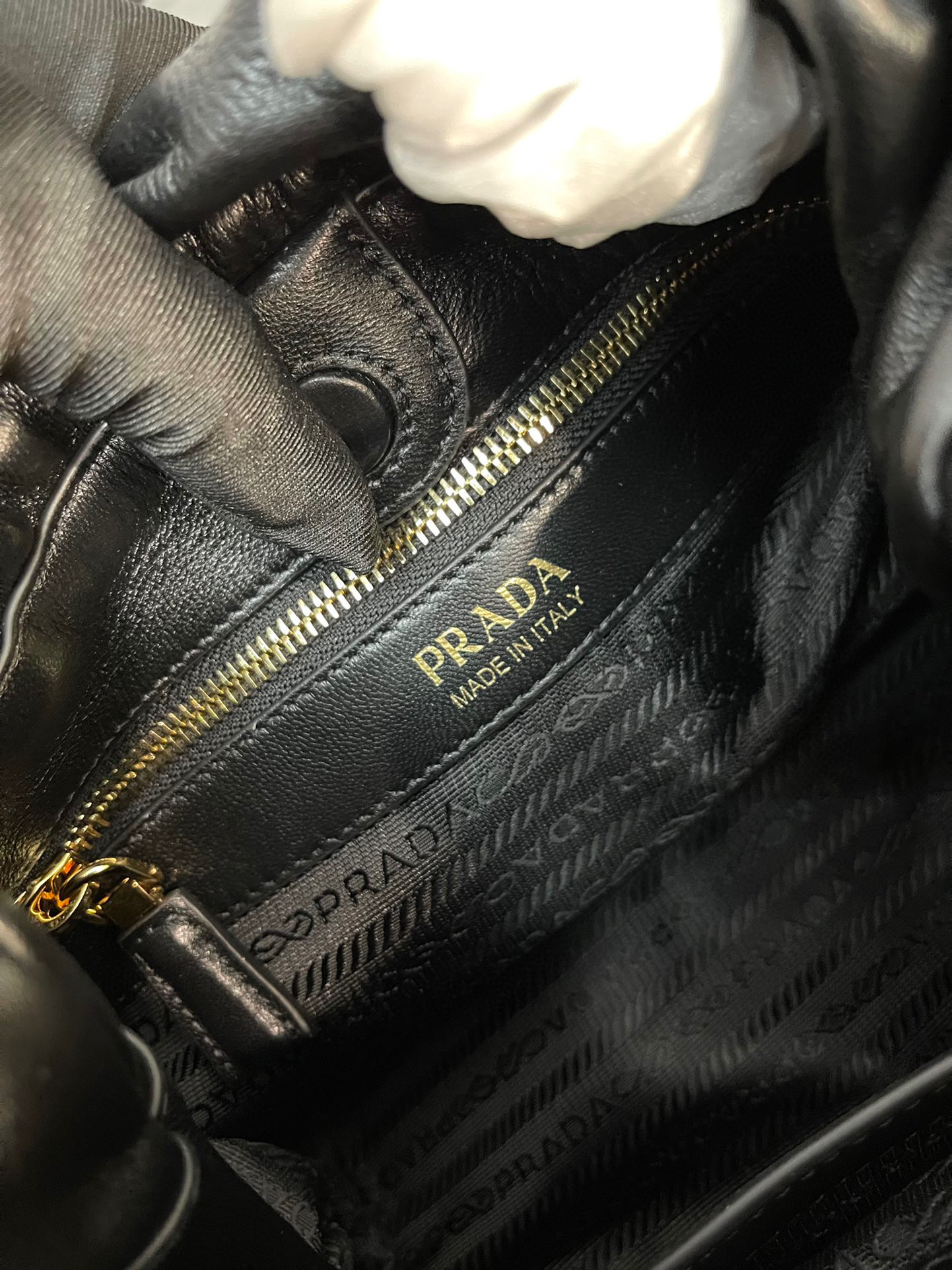 Prada 手袋尺寸：24*25*11cm