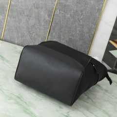 Prada购物袋尺寸：31.5*42*17cm