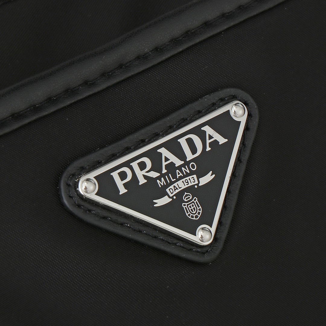 Prada购物袋尺寸：31.5*42*17cm