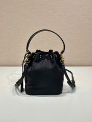 Borsa a secchiello Prada Dimensioni: 15,5*19,5*10 cm