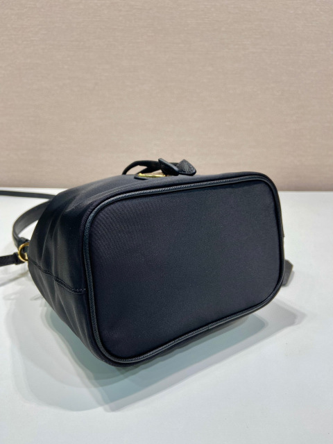 Borsa a secchiello Prada Dimensioni: 15,5*19,5*10 cm