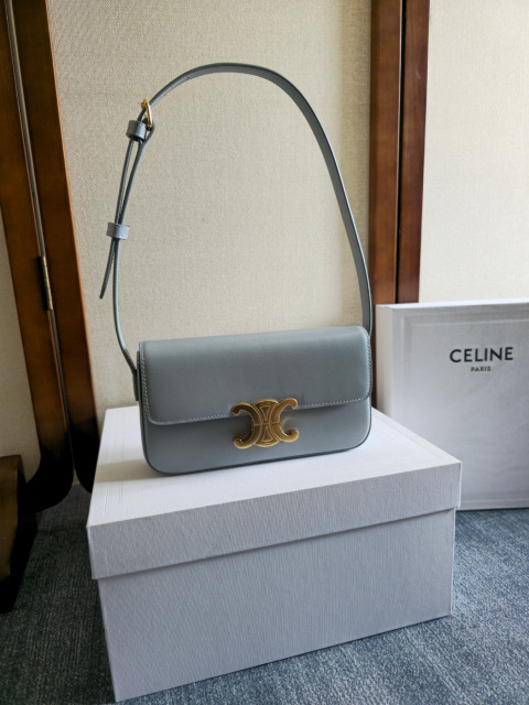 Celine Unterarmtasche Größe: 20 x 10 x 4 cm