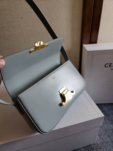 Celine Unterarmtasche Größe: 20 x 10 x 4 cm