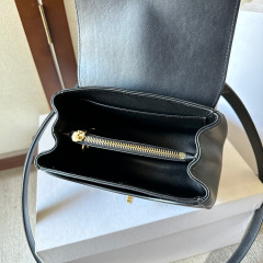 Celine 手拿包 尺寸：17.5*14*7cm