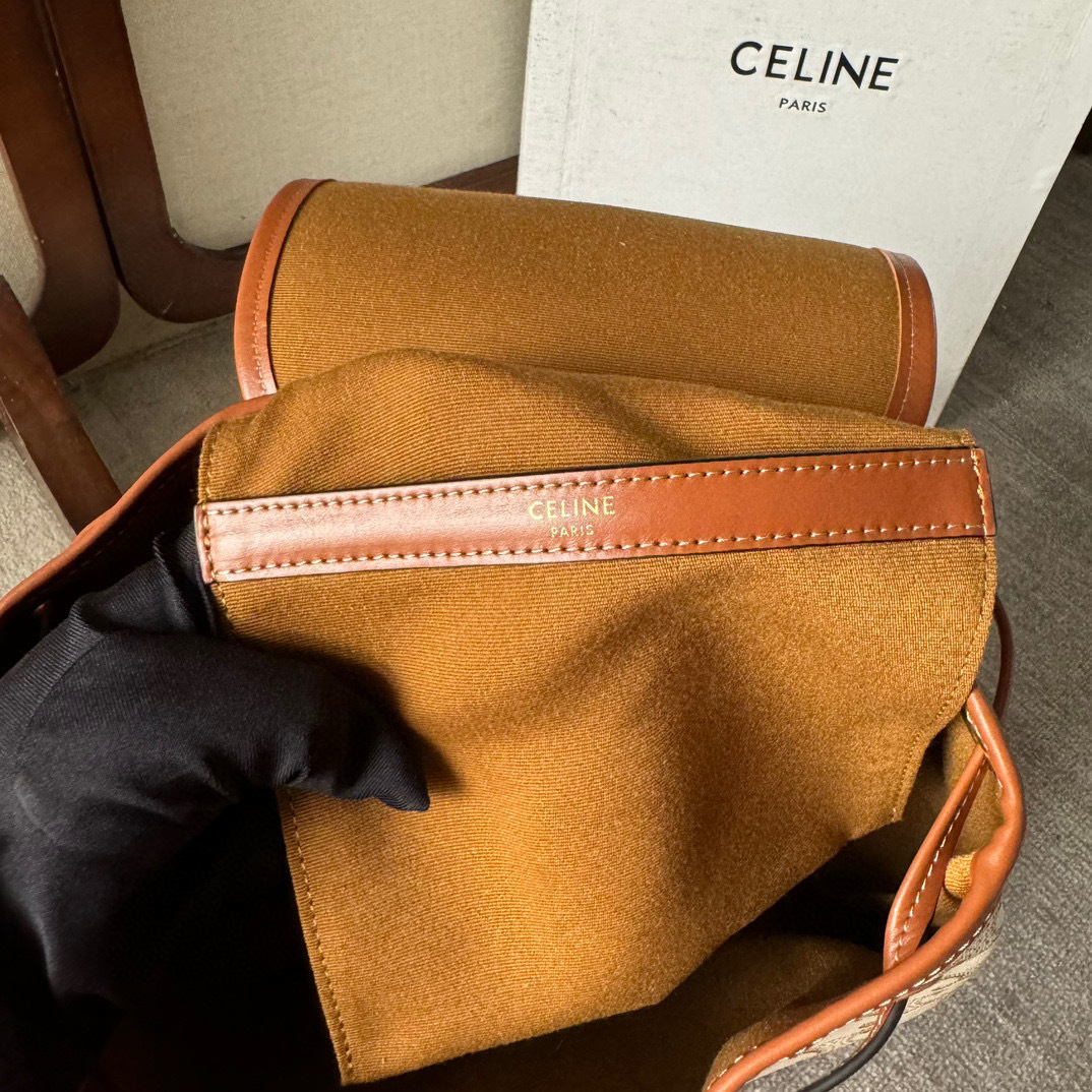 Celine双肩包尺寸：25*32.5*16cm