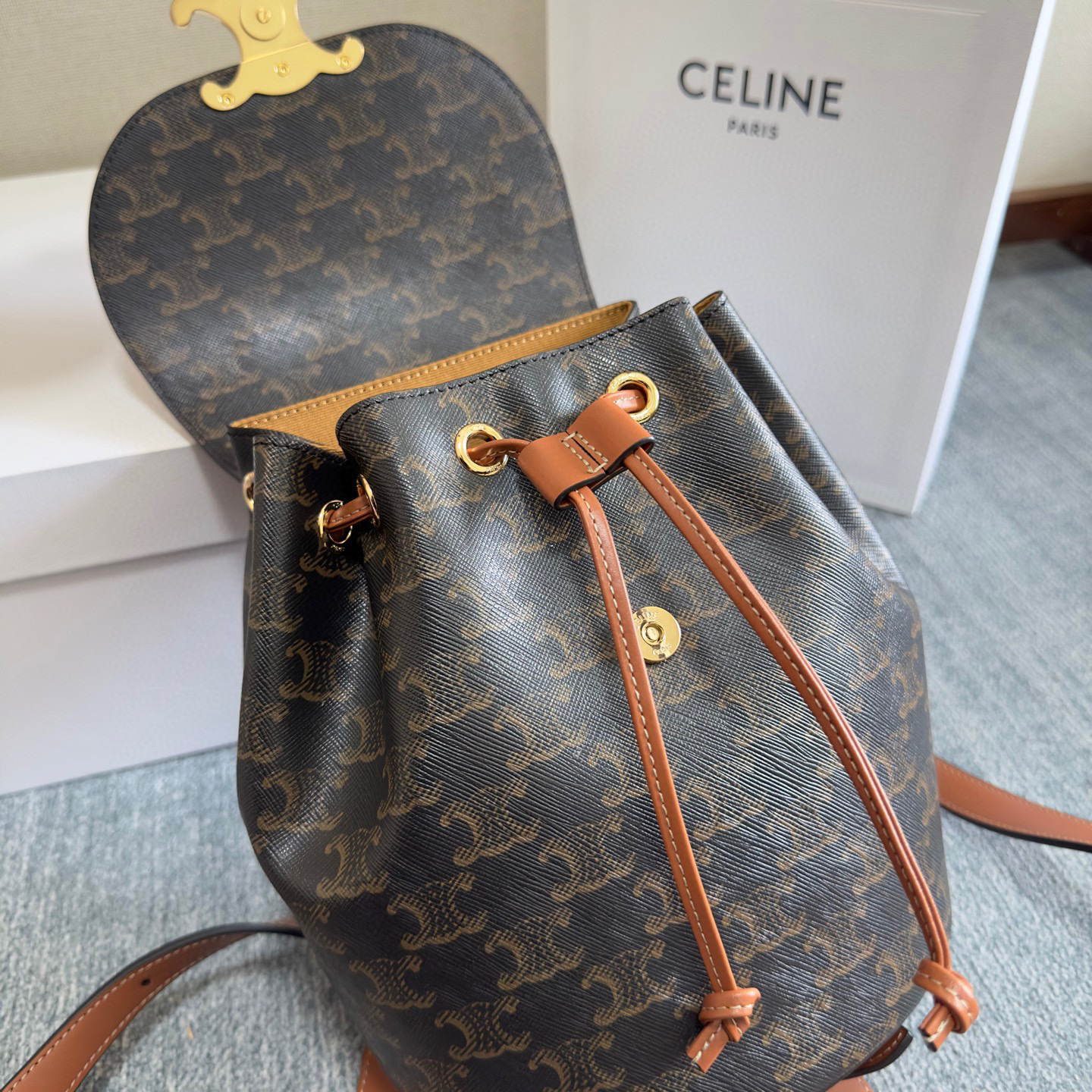 Celine Rucksacktasche Größe: 25 x 18 x 13 cm
