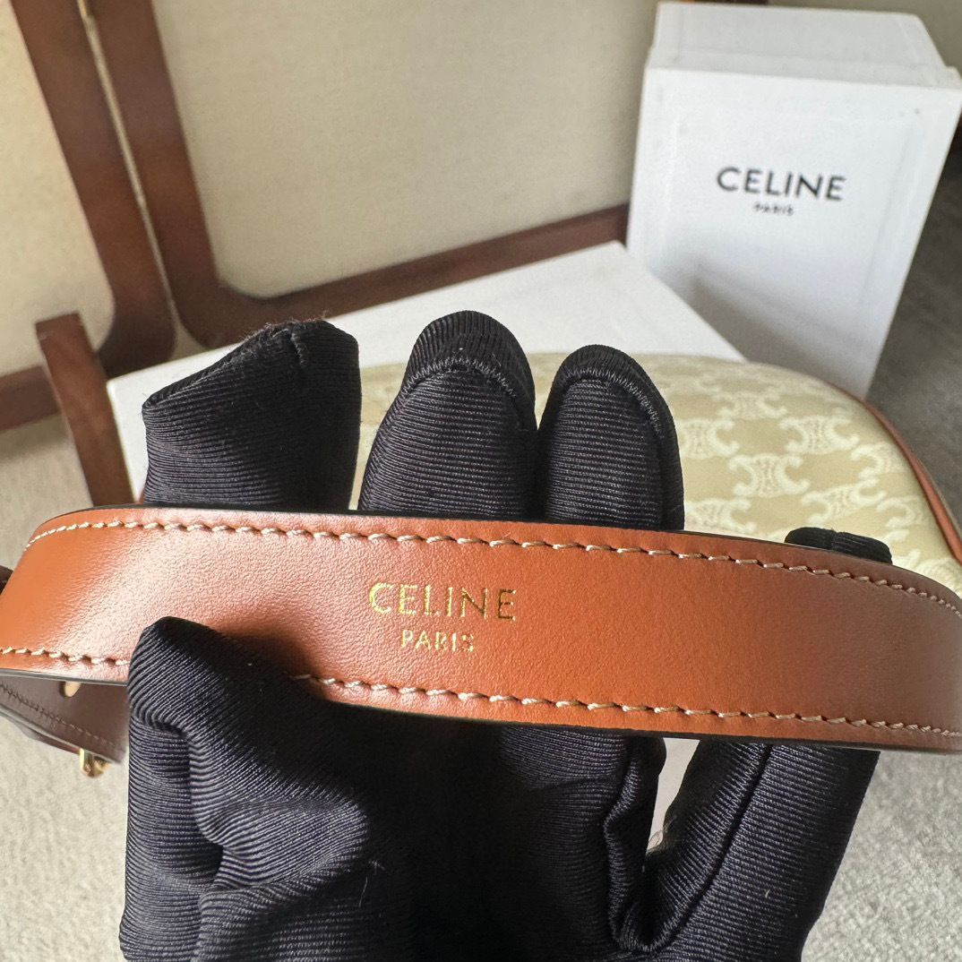 Celine Unterarmtasche Größe: 19,5 x 14 x 7,5 cm