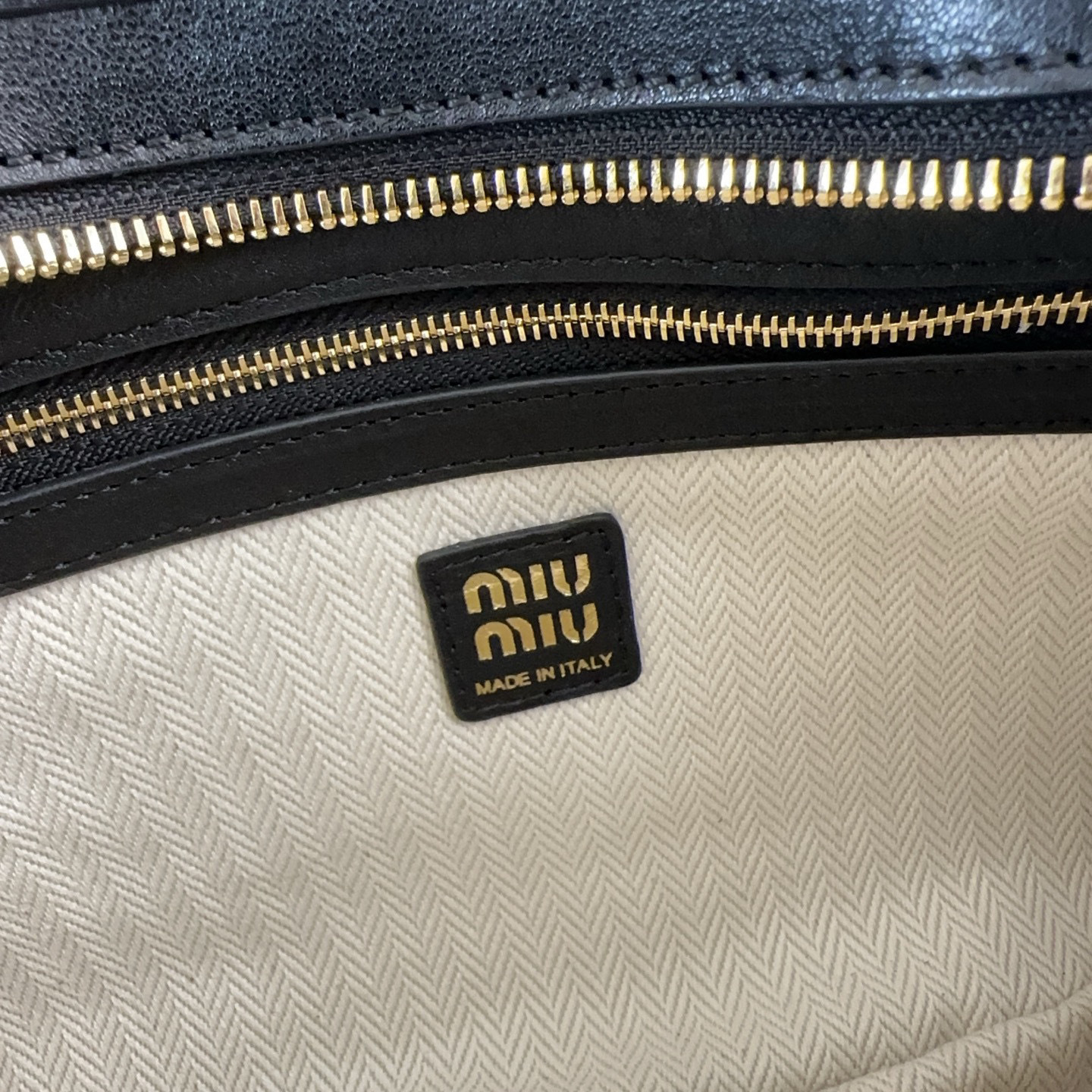 Borsa sottobraccio Miumiu Dimensioni: 33*19*5cm