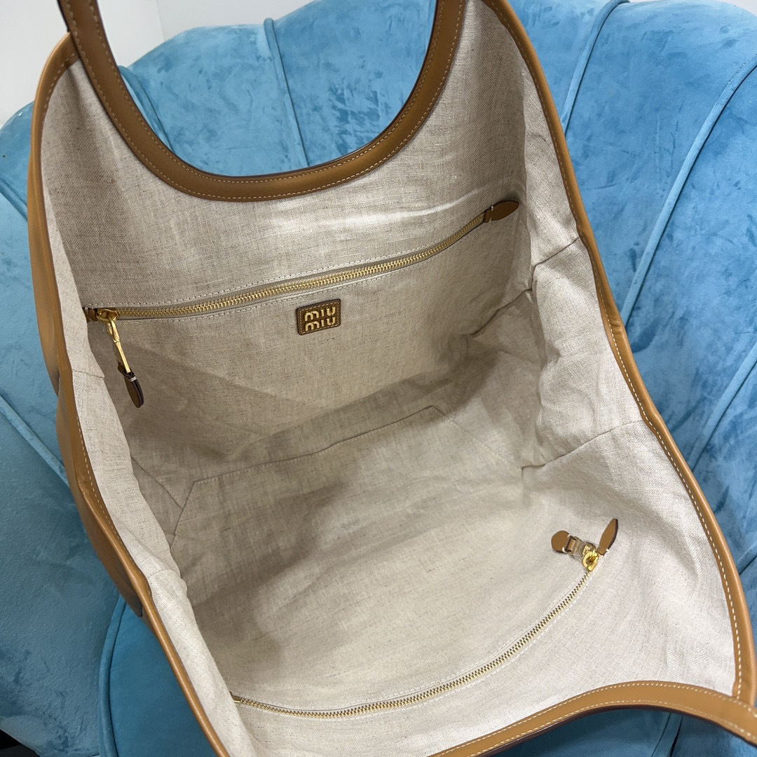 Miumiu shopping bag Size：38*17*30cm
