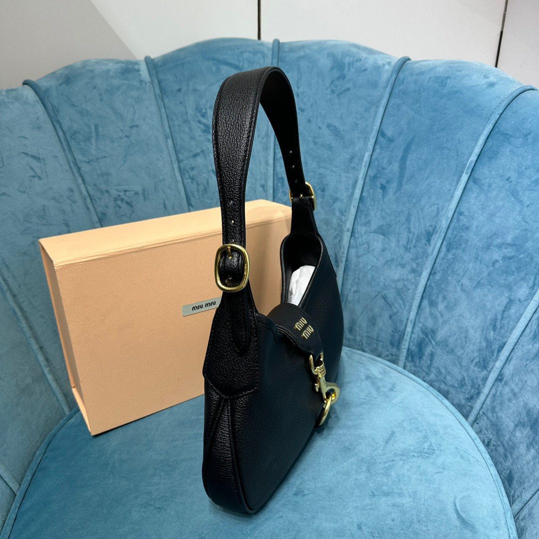 Miumiu Unterarmtasche Größe: 29 x 15 x 4 cm