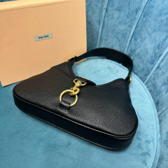 Miumiu Unterarmtasche Größe: 29 x 15 x 4 cm