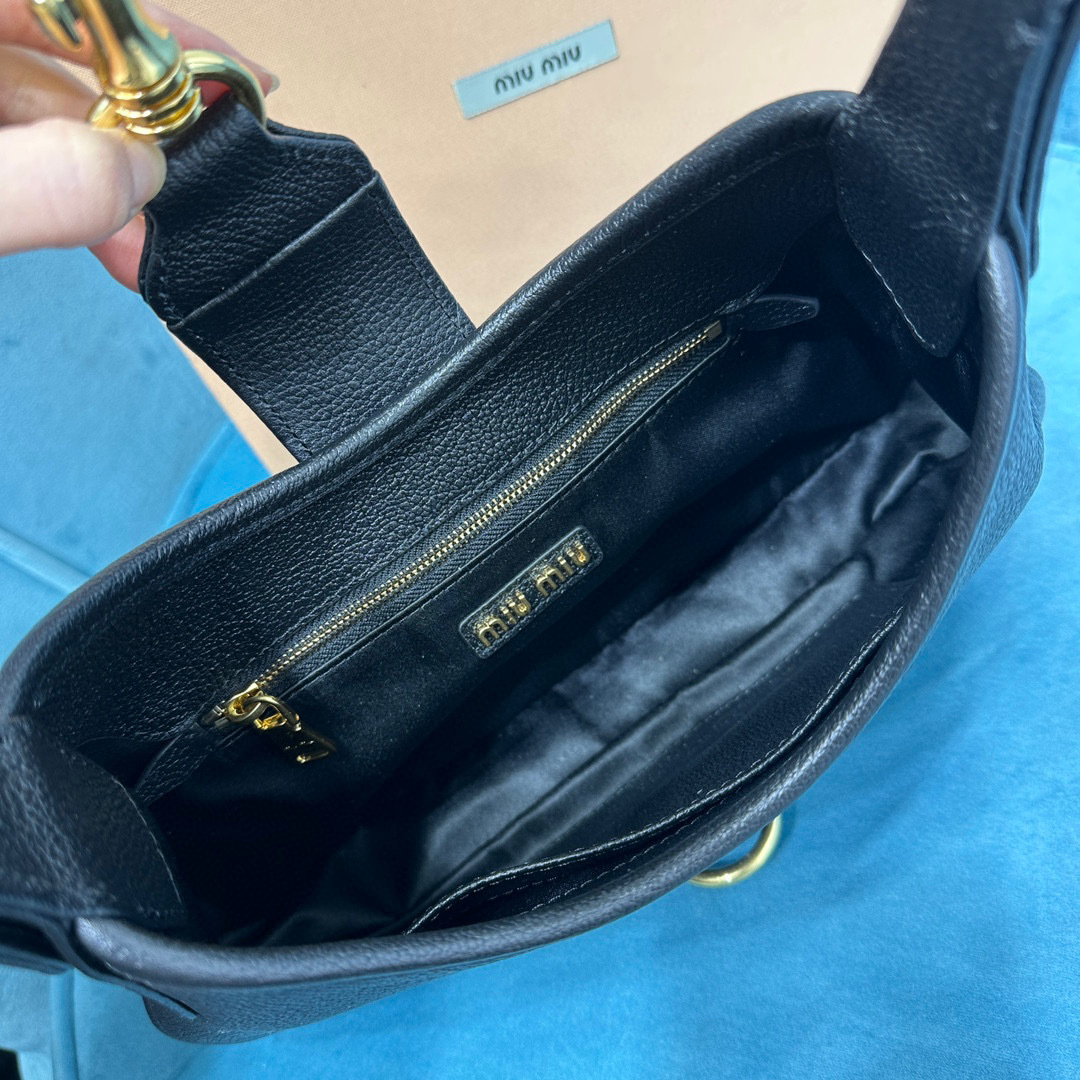 Miumiu Unterarmtasche Größe: 29 x 15 x 4 cm