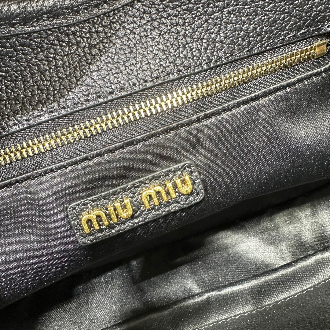Miumiu Unterarmtasche Größe: 29 x 15 x 4 cm