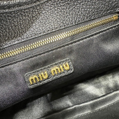 Miumiu Unterarmtasche Größe: 29 x 15 x 4 cm
