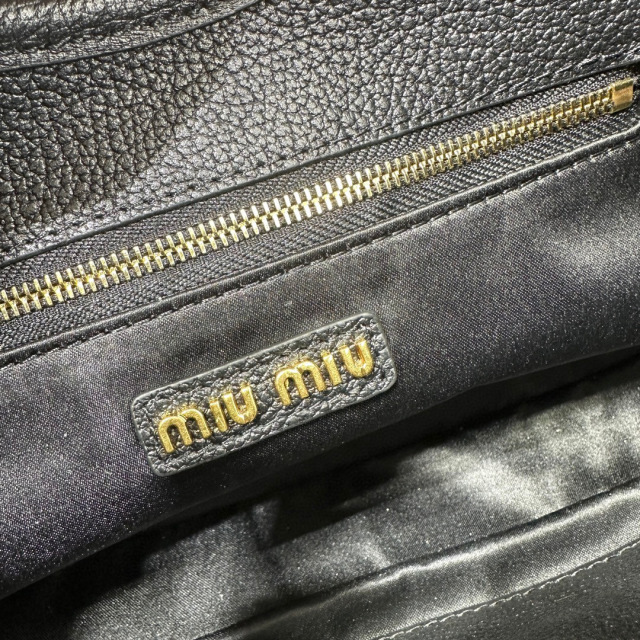 Miumiu Unterarmtasche Größe: 29 x 15 x 4 cm