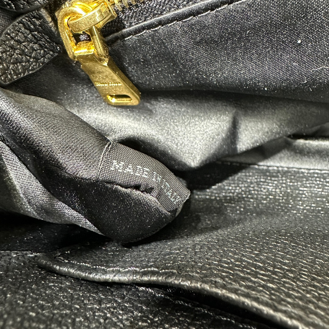 Miumiu Unterarmtasche Größe: 29 x 15 x 4 cm