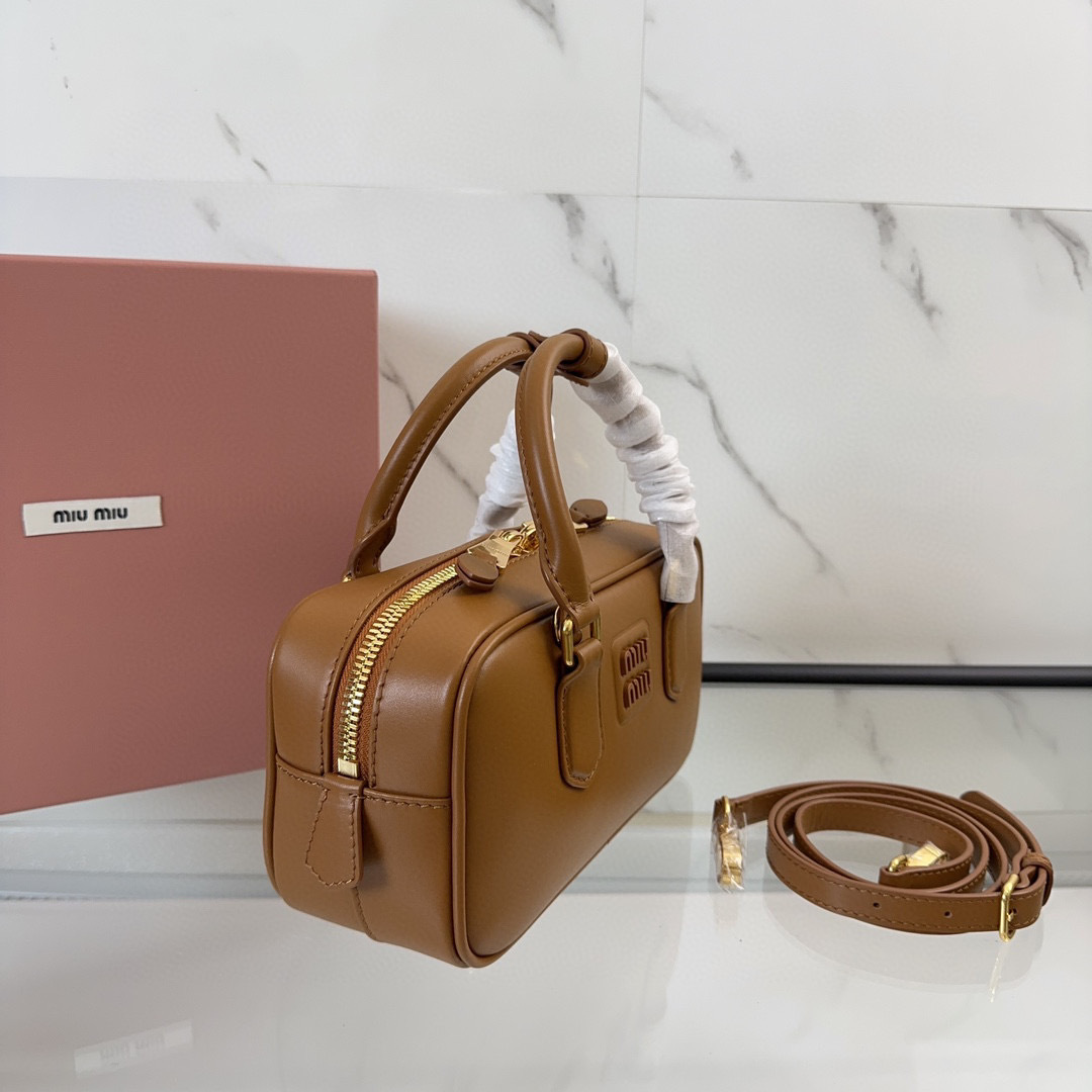 Beg tangan Miumiu Saiz：22*10.5*7.5sm