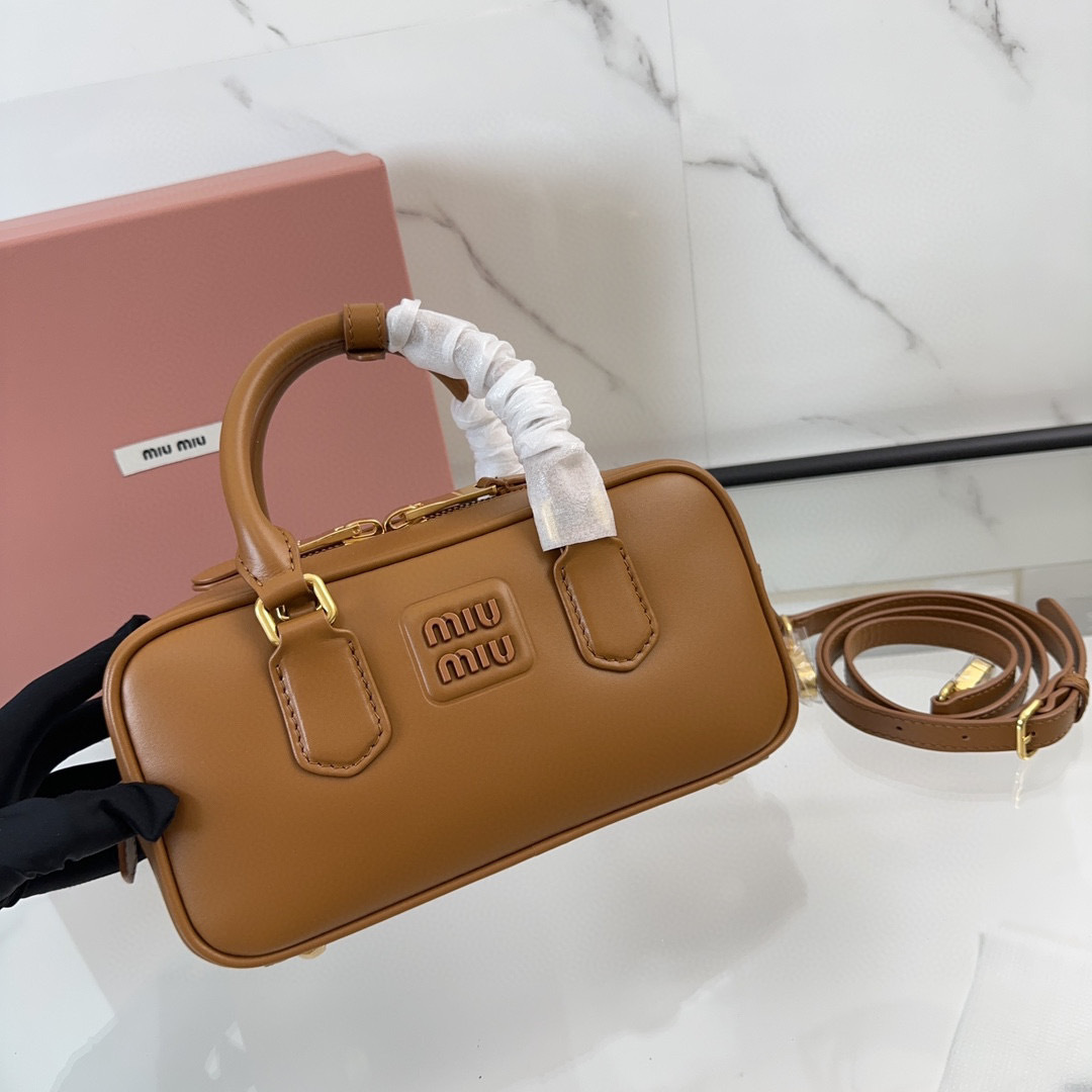 Beg tangan Miumiu Saiz：22*10.5*7.5sm