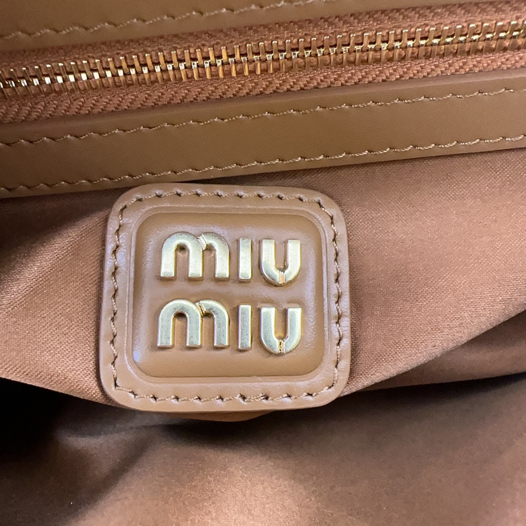 Beg tangan Miumiu Saiz：22*10.5*7.5sm