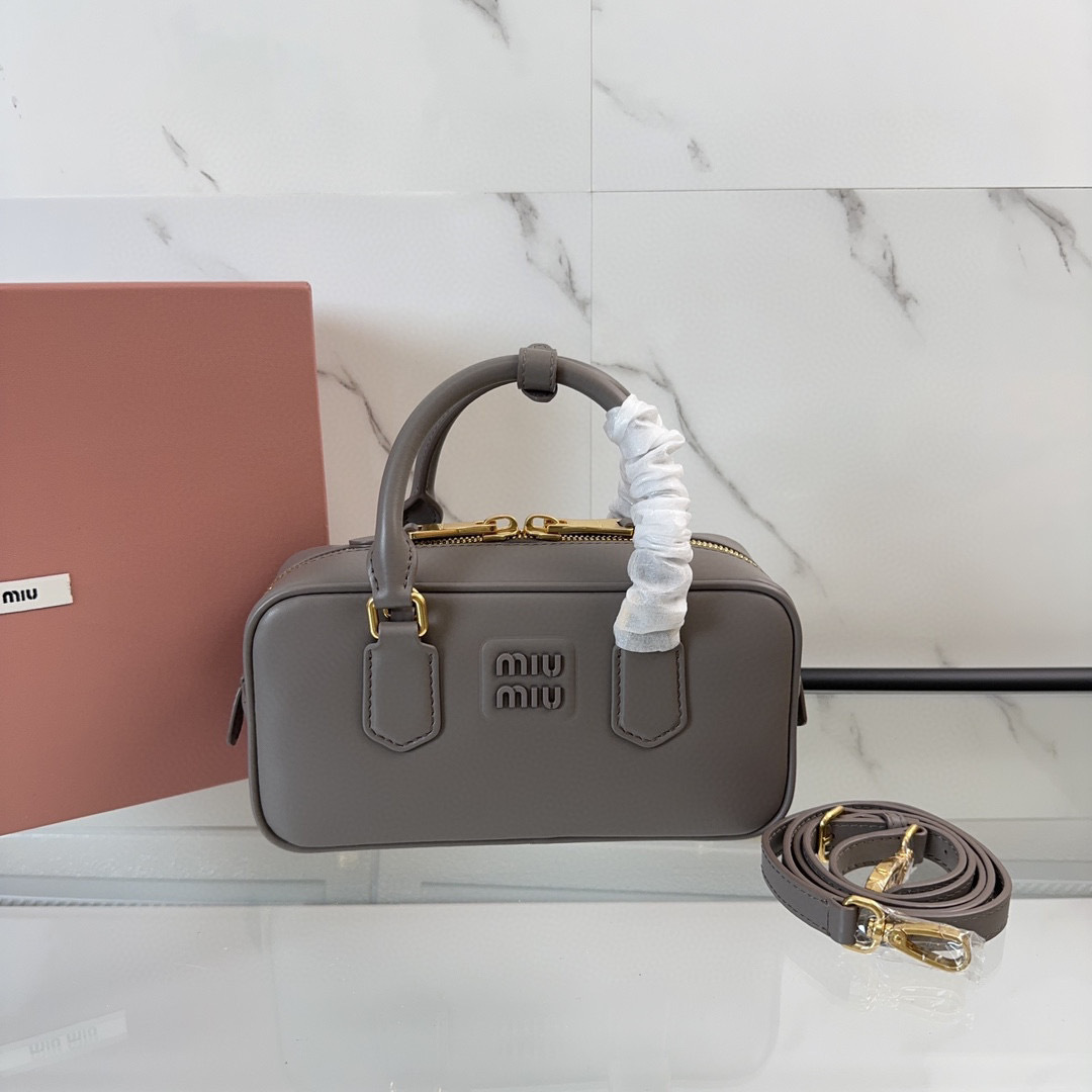 Miumiu Handtasche Größe: 22 * 10,5 * 7,5 cm