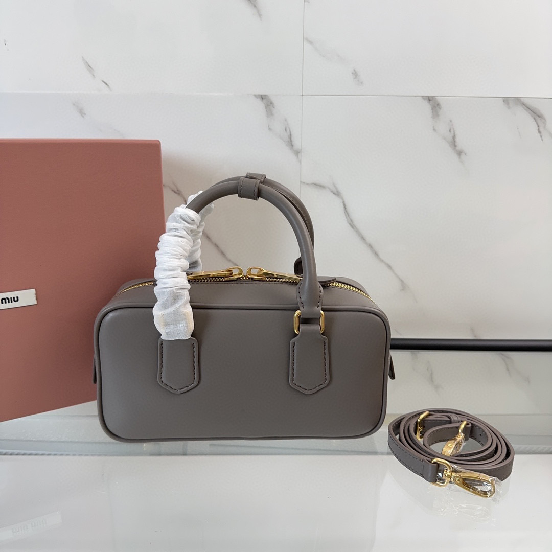 Miumiu Handtasche Größe: 22 * 10,5 * 7,5 cm